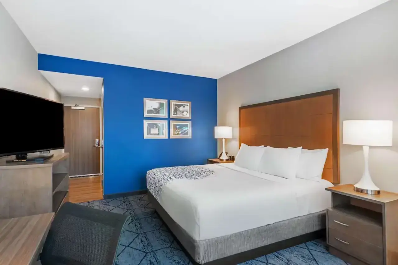  La Quinta Inn & Suites by Wyndham Kansas City Beacon Hill - Relaxed Retreat